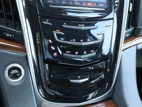 Used 2020 Cadillac Escalade Premium Luxury RWD image 18