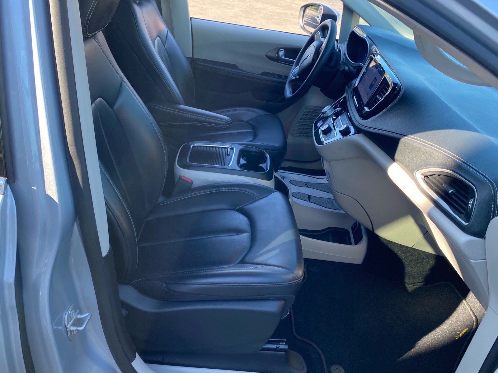 Used 2023 Chrysler Pacifica Touring-L FWD image 25