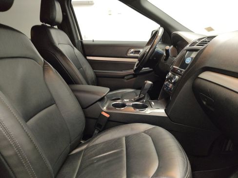 Used 2018 Ford Explorer XLT w/ Equipment Group 202A image 21