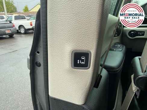 Used 2023 Chrysler Pacifica Touring-L FWD image 24