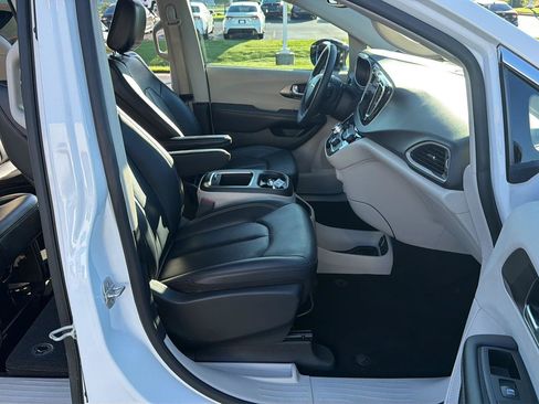 Used 2024 Chrysler Pacifica Touring-L FWD image 13