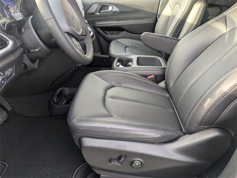 New 2026 Chrysler Pacifica Select image 12