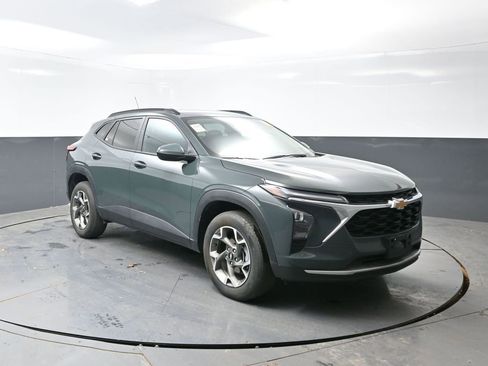 Used 2025 Chevrolet Trax LT FWD image 6