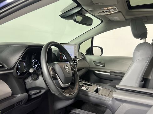 Used 2024 Toyota Sienna XLE image 22