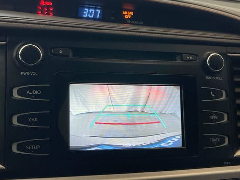Used 2019 Toyota Highlander LE AWD/4WD image 17