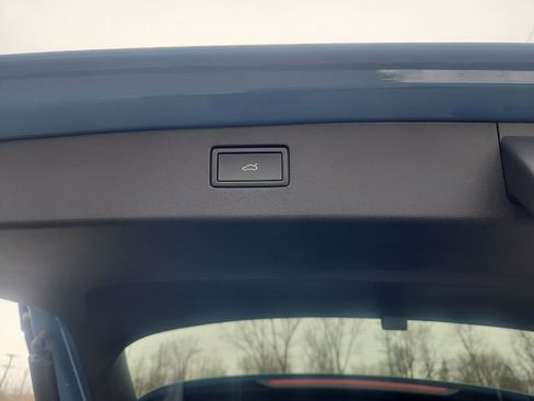 Used 2025 Volkswagen Tiguan SE image 31