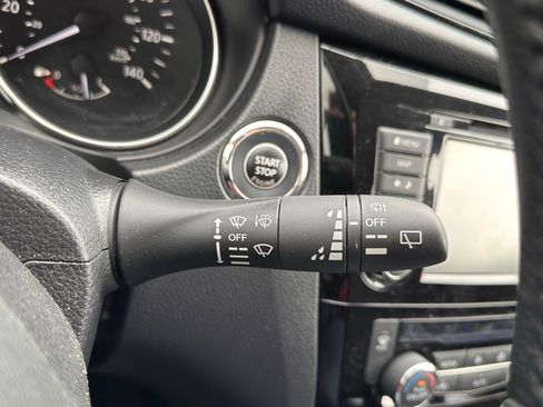 Used 2018 Nissan Rogue SV w/ Premium Package FWD image 28