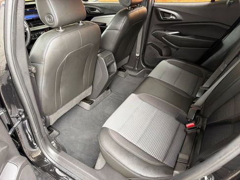 Used 2025 Chevrolet Trax LT w/ LT Convenience Package FWD image 30