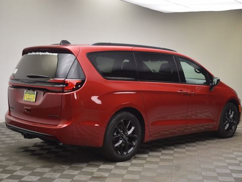 New 2026 Chrysler Pacifica Limited w/ S Appearance Package image 6