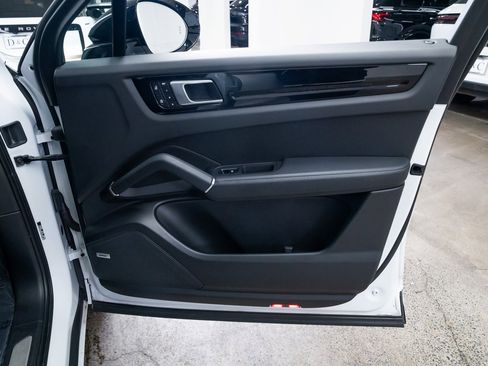 Used 2022 Porsche Cayenne w/ Premium Package image 24