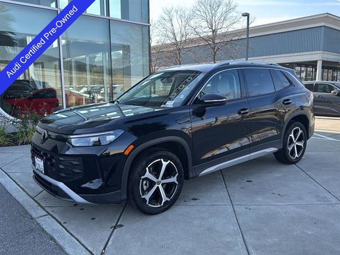 Used 2025 Volkswagen Tiguan SE image 1