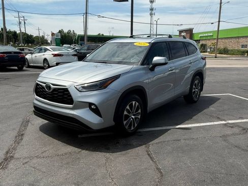 Used 2021 Toyota Highlander XLE AWD/4WD image 6