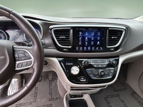 Used 2017 Chrysler Pacifica Touring-L Plus w/ Tire & Wheel Group FWD image 11