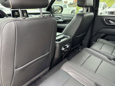 Used 2022 GMC Yukon XL SLT w/ SLT Luxury Package image 28