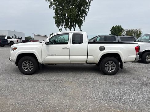 Used 2017 Toyota Tacoma SR5 AWD/4WD image 2