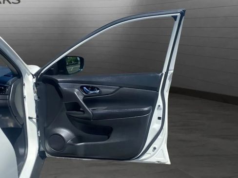 Used 2017 Nissan Rogue SV w/ SV Premium Package FWD image 29