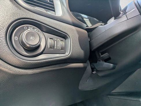 Used 2021 Jeep Renegade Latitude AWD/4WD image 16