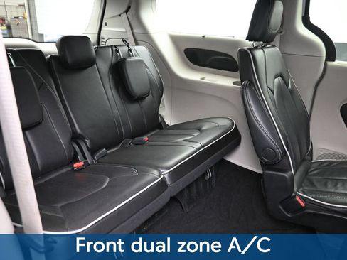 Used 2024 Chrysler Pacifica Limited FWD image 12