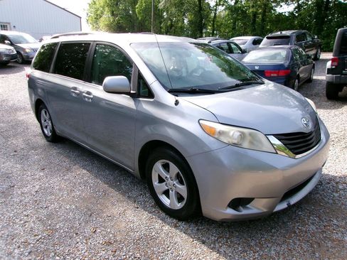 Used 2011 Toyota Sienna LE FWD image 3