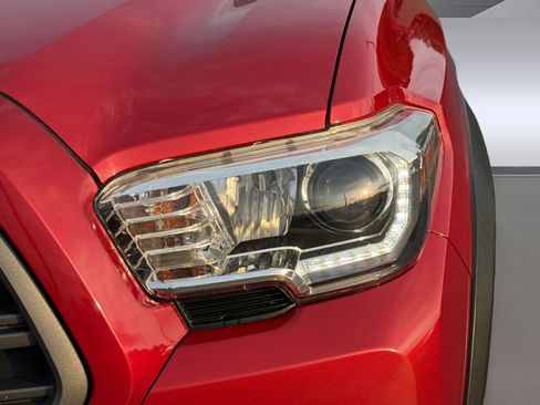 Used 2020 Toyota Tacoma TRD Off-Road AWD/4WD image 12