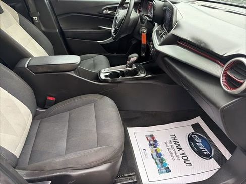 Used 2025 Chevrolet Trax RS w/ Sunroof Package image 29