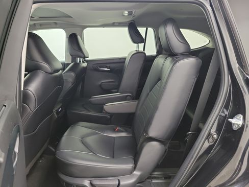 Certified 2024 Toyota Highlander XLE FWD image 9