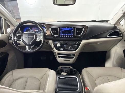 Used 2017 Chrysler Pacifica Touring-L Plus image 25