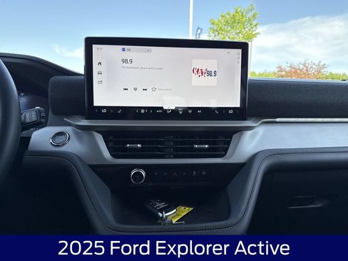 Used 2025 Ford Explorer Active AWD/4WD image 23