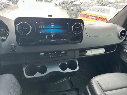 Used 2021 Mercedes-Benz Sprinter 2500 image 9