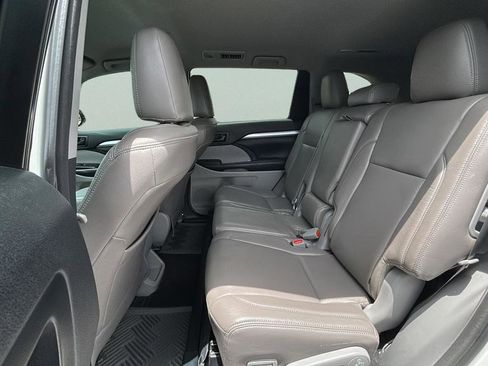 Used 2016 Toyota Highlander LE FWD image 16