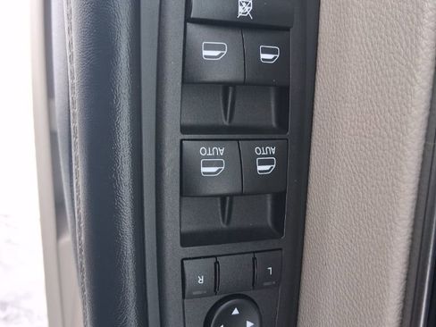 Used 2024 Chrysler Pacifica Touring-L image 22