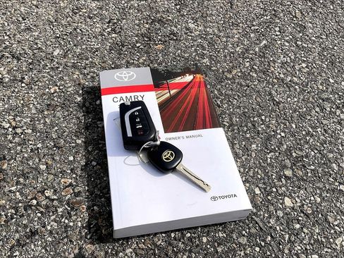 Used 2023 Toyota Camry SE image 10