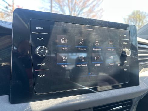 Used 2025 Volkswagen Jetta SE w/ Sunroof Package FWD image 9