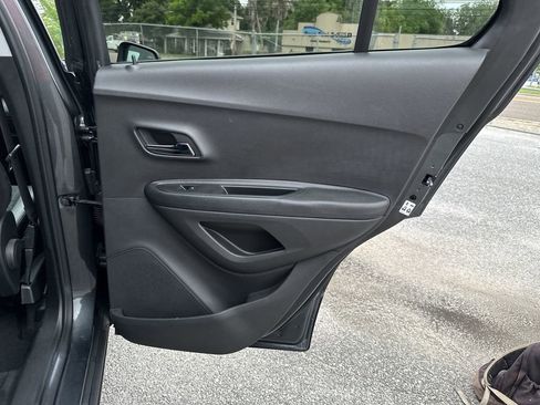 Used 2018 Chevrolet Trax LT w/ LT Convenience Package FWD image 32