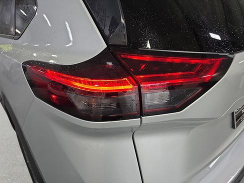 Used 2024 Nissan Rogue S FWD image 31