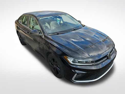 Used 2025 Volkswagen Jetta SE image 2