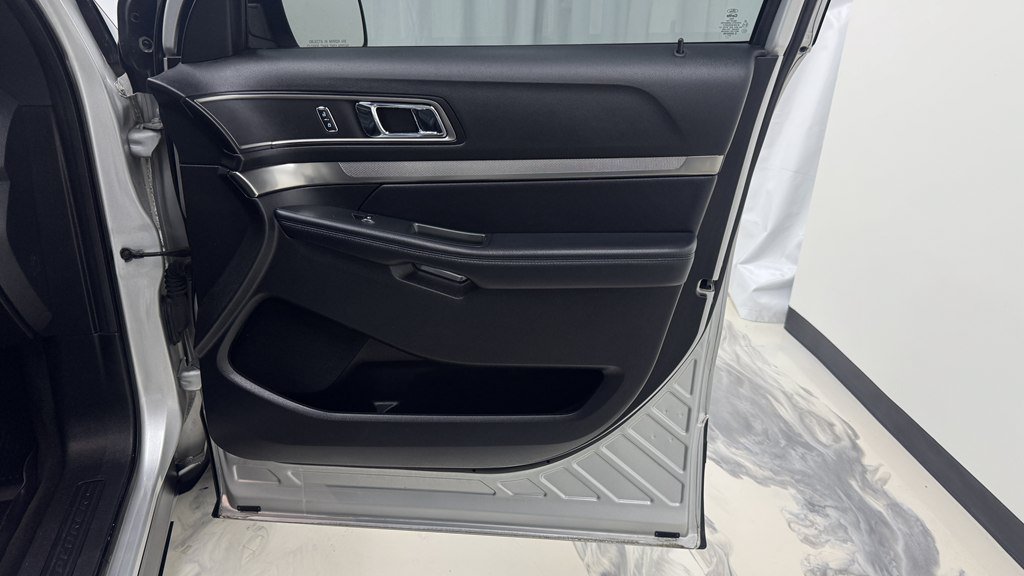 Used 2018 Ford Explorer XLT w/ Equipment Group 202A AWD/4WD image 28