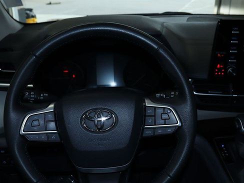 Used 2022 Toyota Sienna XLE AWD/4WD image 18
