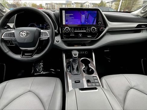 Used 2026 Toyota Highlander Platinum image 14