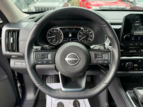 Used 2023 Nissan Pathfinder SL image 5