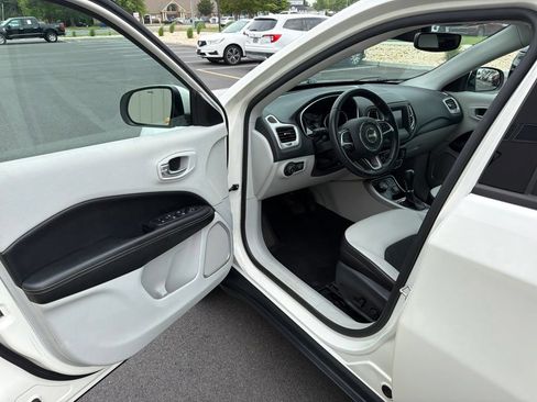 Used 2019 Jeep Compass Latitude w/ Popular Equipment Group AWD/4WD image 10