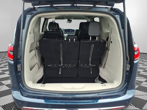 Used 2023 Chrysler Pacifica Touring-L FWD image 27