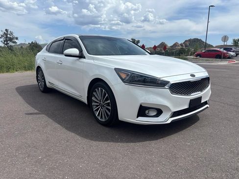 Used 2017 Kia Cadenza Premium w/ Luxury Package FWD image 3