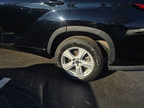 Used 2023 Toyota Highlander LE FWD image 4