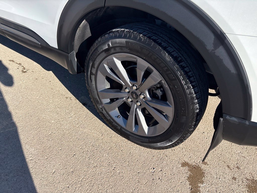 Used 2022 Ford Explorer XLT w/ Equipment Group 202A AWD/4WD image 9