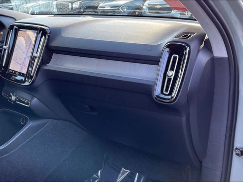 Used 2024 Volvo XC40 B5 Core image 15