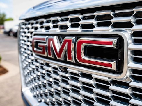 Used 2023 GMC Yukon Denali AWD/4WD image 3
