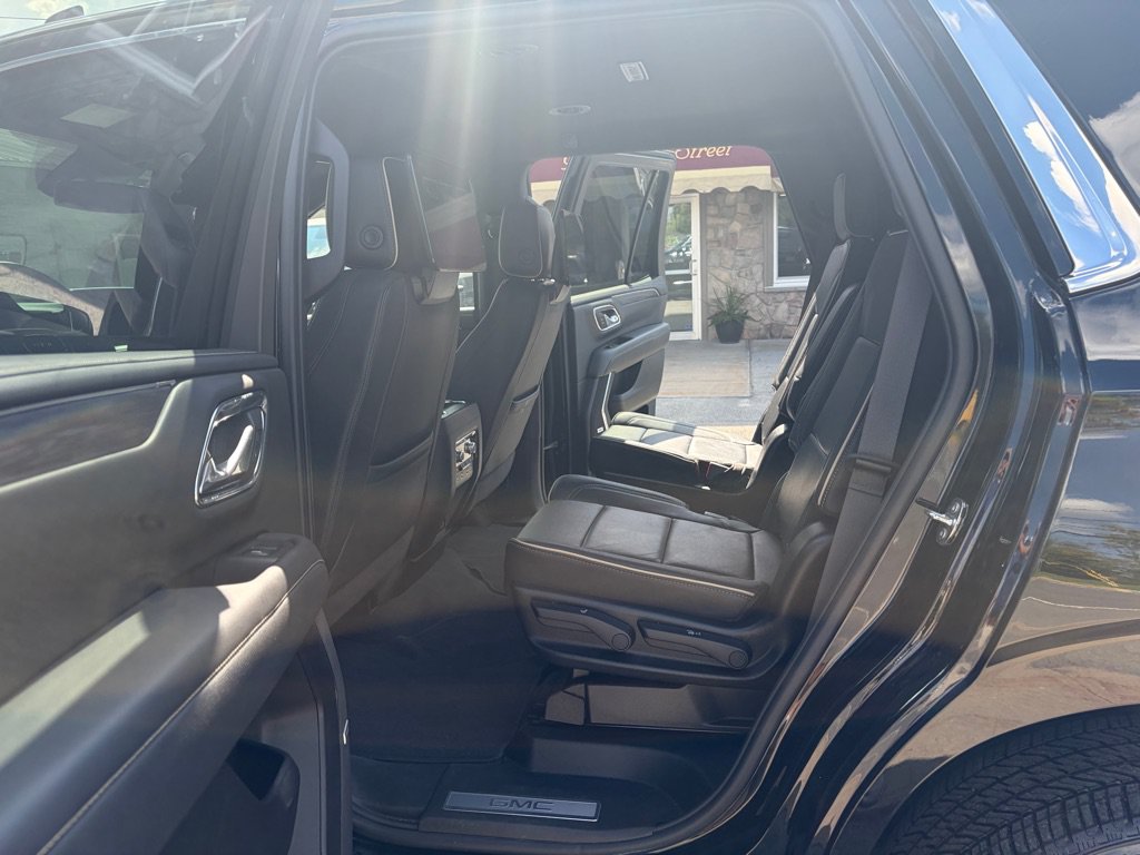 Used 2024 GMC Yukon SLT w/ SLT Luxury Package AWD/4WD image 27