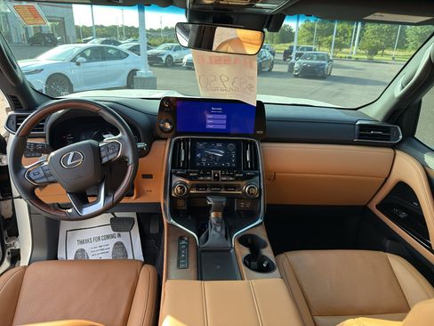 Used 2024 Lexus LX 600 4WD w/ Luxury Package image 13