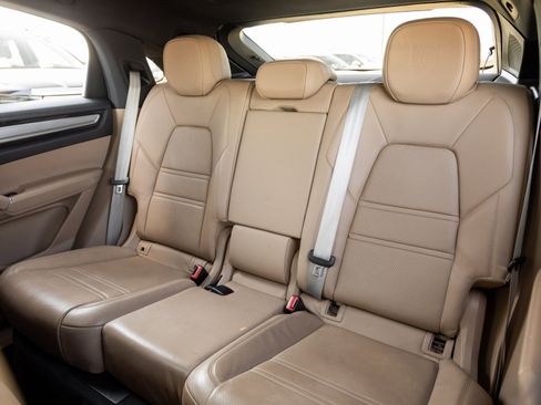 Certified 2023 Porsche Cayenne Platinum Edition image 29